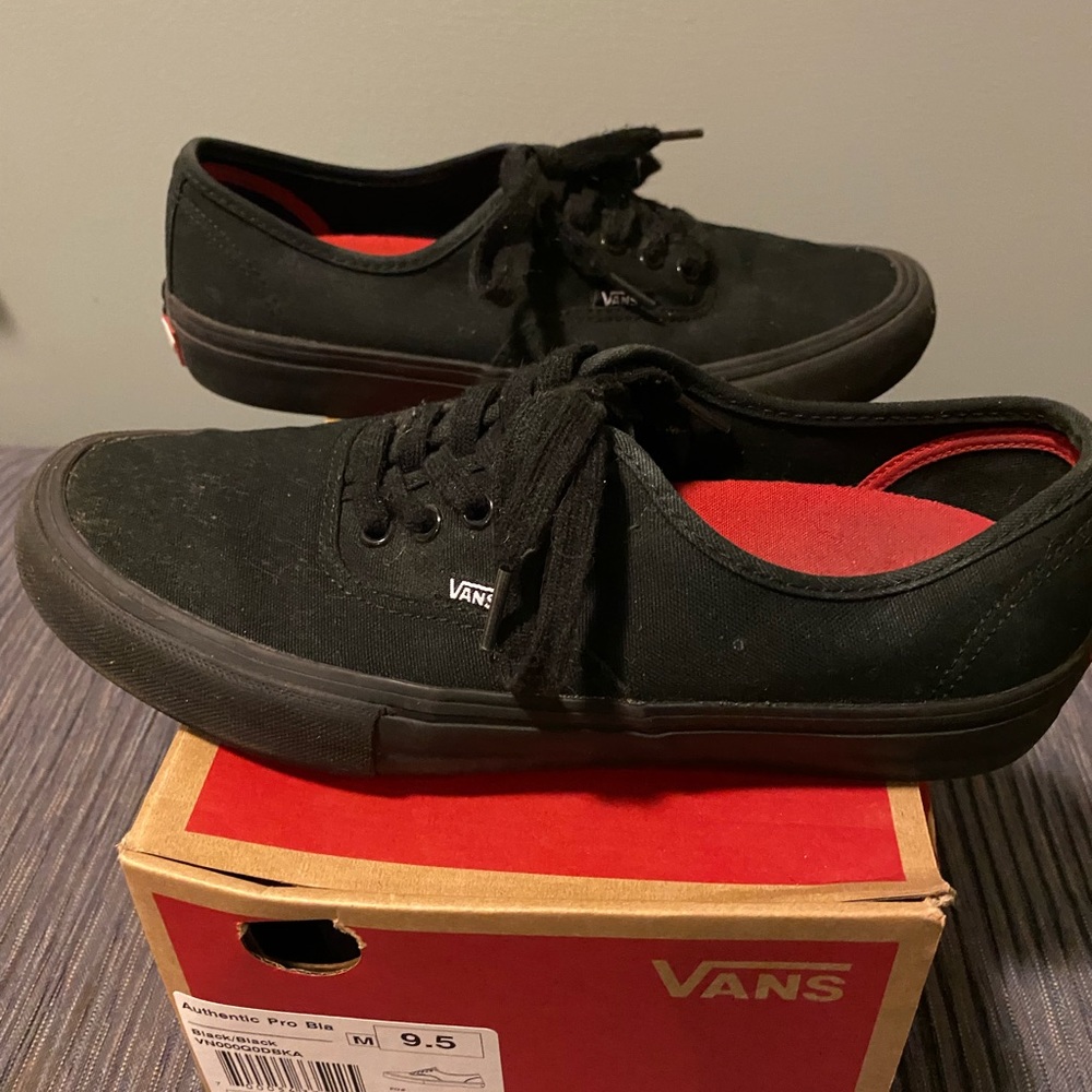 VANS Authentic Pro Skate Shoes • Mens 9.5